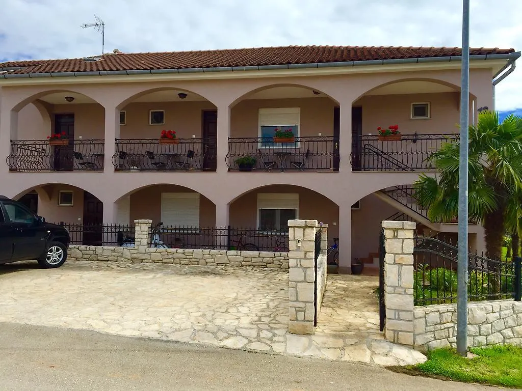 Apartments Emi Novigrad Новиград